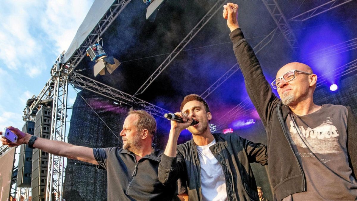 Beim „Fest der Vielen“ am 1. Mai in Erfurt traten auch Smudo (links) und Thomas D. (rechts) von „Die Fantastischen Vier“ mit Sänger Clueso auf.