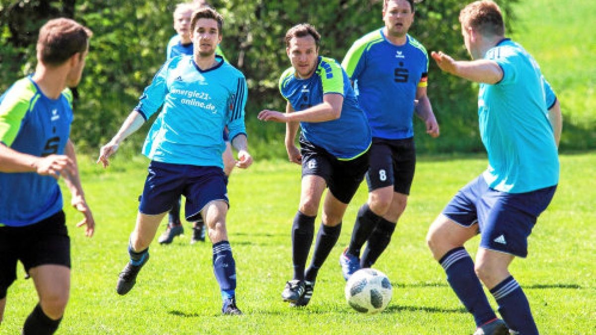 Eintracht Obernissa (in Hellblau) gewannen in Gaberndorf mit 3:0 und holten damit drei wichtige Punkte im Kampf um den Klassenerhalt in der Kreisliga Nord.Foto: Peter Hansen