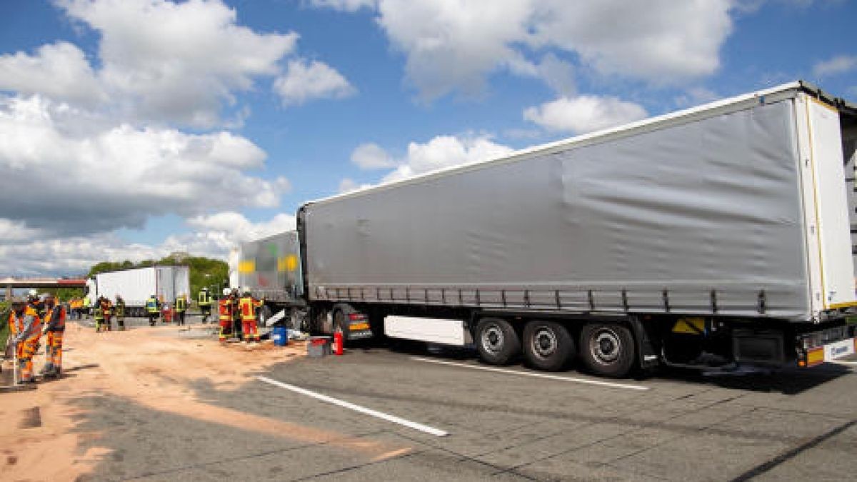 Auf der A4 zwischen Wandersleben und Gotha krachte am Dienstag ein Lkw auf einen anderen Lastwagen.