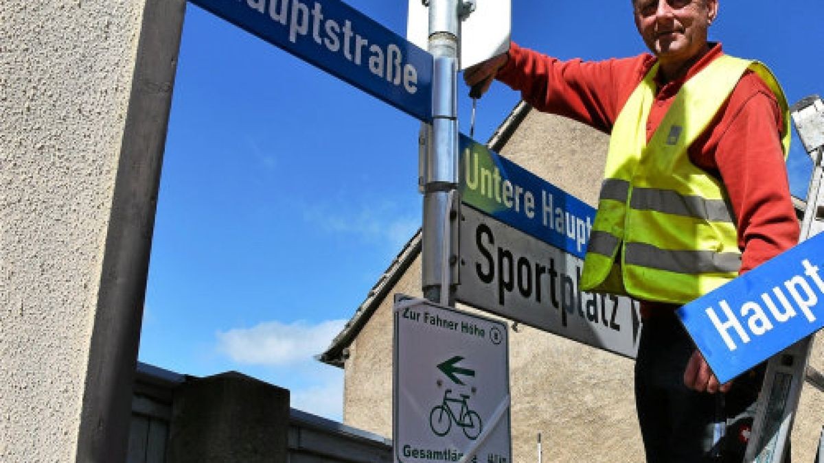 Mit der Unteren Hauptstraße statt Hauptstraße in Remstädt haben die Bauhofmitarbeiter – hier Uwe Wolf aus Remstädt, Ralf Wiedemann aus Tüngeda und Wolfgang Kirchner aus Ballstädt (von links) – alle Straßenschilder in der neuen Landgemeinde Nessetal ausgetauscht – außer in Pfullendorf, wo es statt Namen jetzt nur noch Nummern gibt. Insgesamt sind 57 Straßennamen geändert worden, weil sie sonst mehrfach vorgekommen wären.Foto: Claudia Klinger