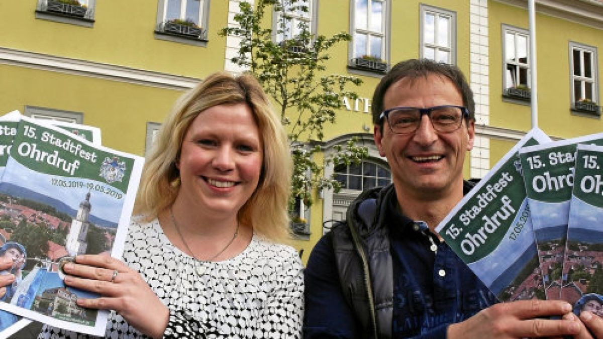 Isabell Straub, Leiterin des neuen Amtes für Stadtmarketing, Kultur und Tourismus, und Marcel Bock, Vorsitzender des neuen Ohrdrufer Vereins „Bock auf Rock“ präsentieren das Programmheft für das 15. Ohrdrufer Stadtfest.Foto: Claudia Klinger