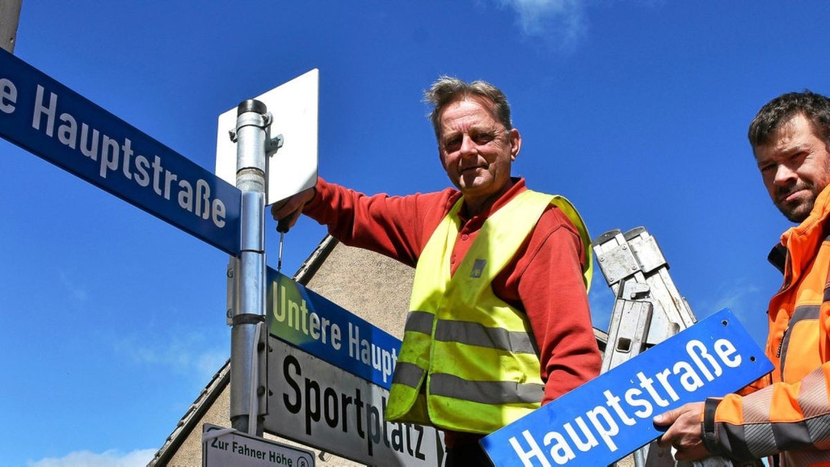 Mit der Unteren Hauptstraße statt Hauptstraße in Remstädt haben die Bauhofmitarbeiter – hier Uwe Wolf aus Remstädt, Ralf Wiedemann aus Tüngeda und Wolfgang Kirchner aus Ballstädt (von links) – alle Straßenschilder in der neuen Landgemeinde Nessetal ausgetauscht – außer in Pfullendorf, wo es statt Namen jetzt nur noch Nummern gibt. Insgesamt sind 57 Straßennamen geändert worden, weil sie sonst mehrfach vorgekommen wären.