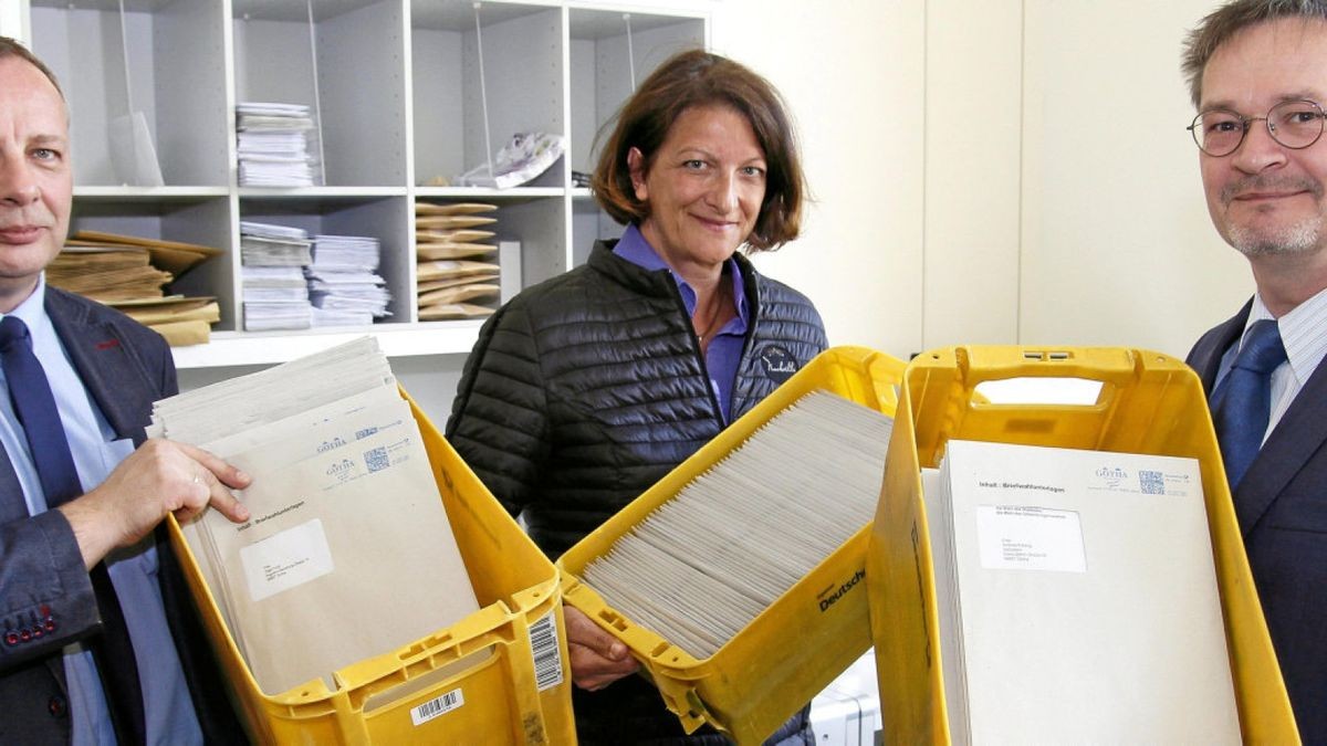 Wahlleiter Michael Langenhan (von links) hat momentan mit der Briefwahl jede Menge Arbeit. Brigitte Ullrich und Markus Schwabe von der Deutschen Post wissen um den logistischen Aufwand, den diese Wahlform für die Zusteller mit sich bringt.