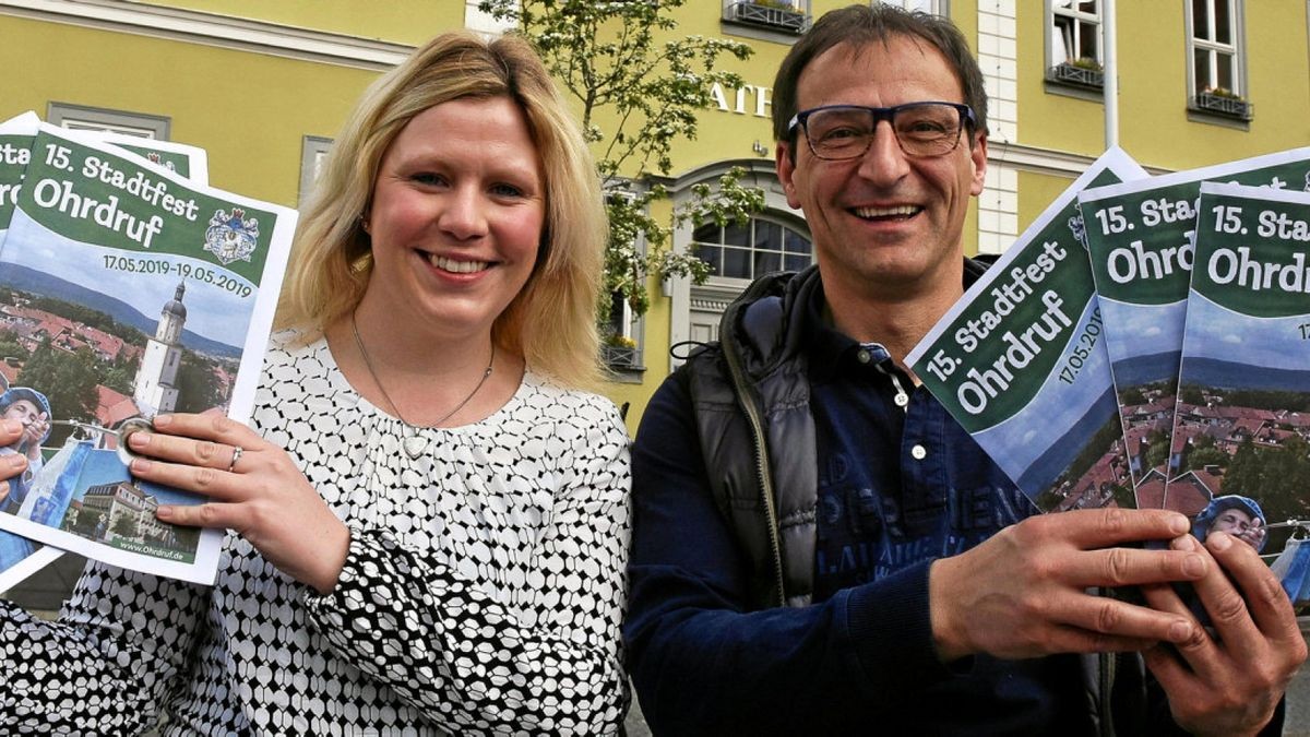 Isabell Straub, Leiterin des neuen Amtes für Stadtmarketing, Kultur und Tourismus, und Marcel Bock, Vorsitzender des neuen Ohrdrufer Vereins „Bock auf Rock“ präsentieren das Programmheft für das 15. Ohrdrufer Stadtfest.