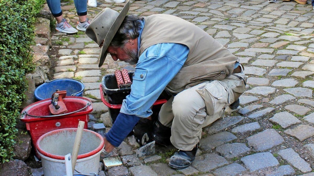 An der Großen Wiegardt 2 verlegt der Berliner Künstler Günter Demnig einen Stolperstein für Erich Honstein.