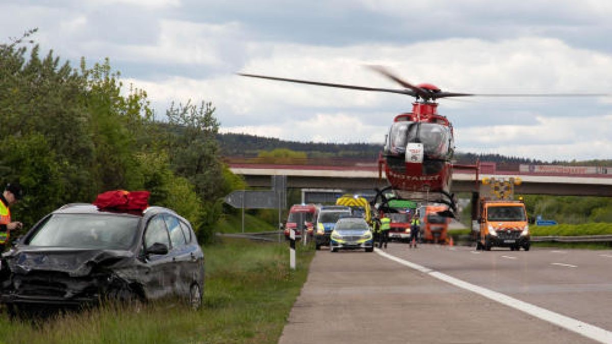 Ein Rettungshubschrauber brachte den schwerverletzten Fahrer in ein Krankenhaus.