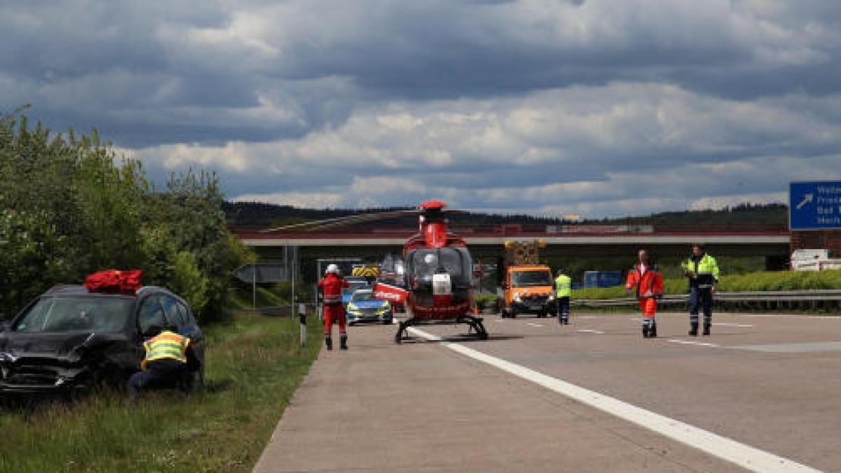 Die Autobahn war während der Rettungsarbeiten und der Hubschrauberlandung komplett gesperrt.