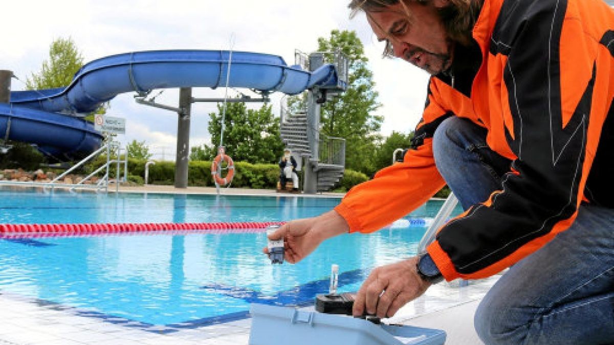 Schwimmmeister Sven Lubos kontrolliert im Freibad in Weida die Wasserqualität. Seit dem 29. April sind die Becken mit Wasser gefüllt. Die Wassertemperatur liegt am heutigen Eröffnungstag   bei 15 Grad, kann sich aber durch Nutzung der Sonnenwärme auf dem Dach schnell auf 20 Grad erwärmen.Foto: Ulrike Kern