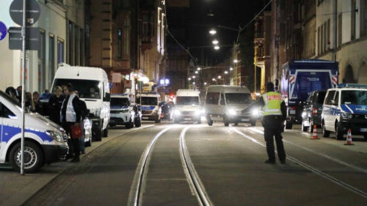 Der Einsatz dauerte von 23 bis 4 Uhr. Knallgeräusche waren auch in der Stadt zu hören.