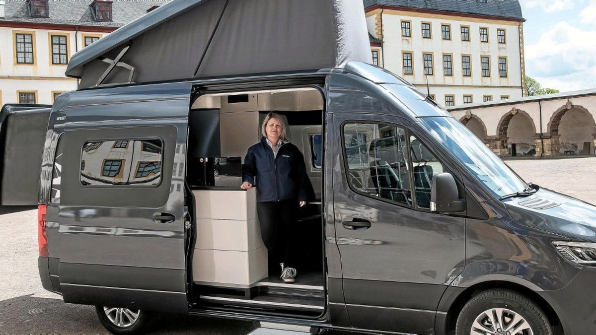 Der Innenhof des Schlosses Friedenstein bot die Kulisse, Fotos vom Prototyp des neuen Reisemobils „James Cook“ auf Mercedes-Basis zu machen. Hier zeigt Anne Straßburg vom Vertriebs-Innendienst die Variante mit ausstellbarem Hochdach.