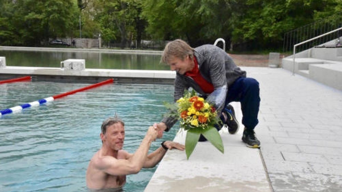 Erster Badegast war Martin Schreiber (49), ein gebürtiger Weimarer, der sich das schon immer mal vorgenommen hatte. Die ersten Drei, die sich ins Wasser begeben, werden traditionell mit Blumen geehrt. Foto: Michael Baar