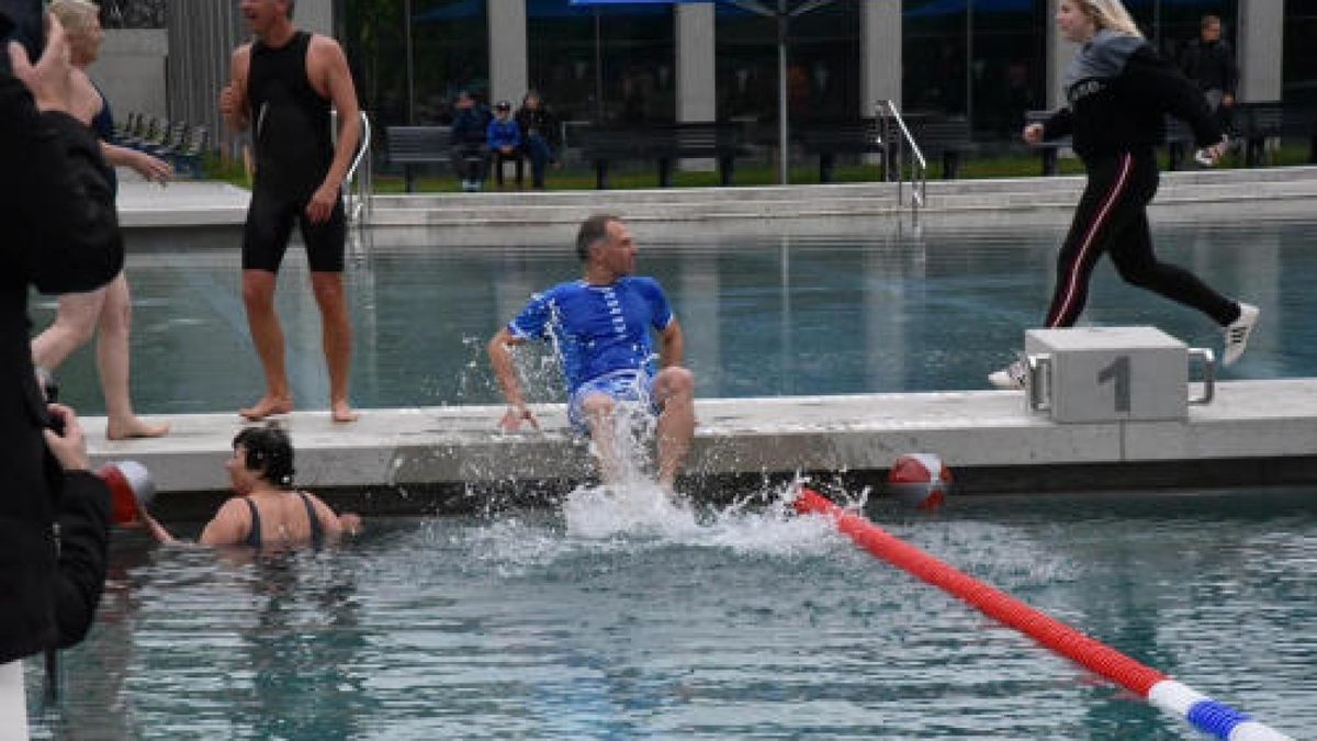 Der Badebetrieb endet 20 Uhr. Doch das Freibad hält seine Pforten auch für Gäste länger offen, die mit eigenen Augen sehen wollen, was aus dem altehrwürdigen Bad geworden ist. Foto: Michael Baar