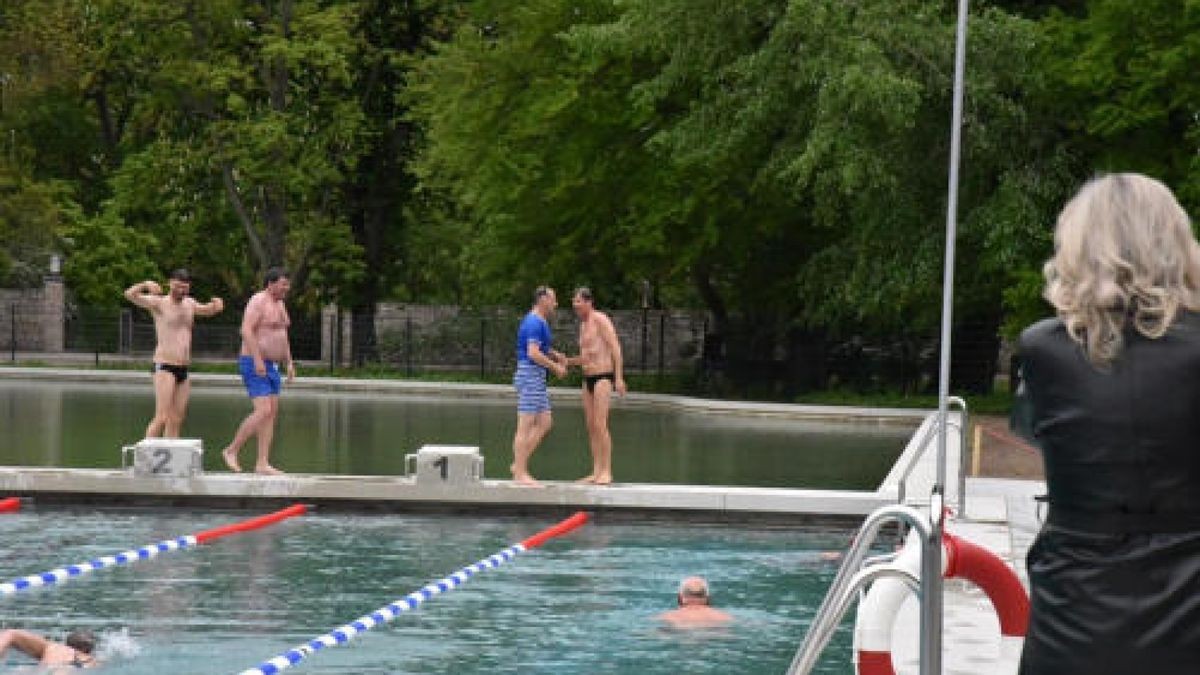 Das Schwanseebad in Weimar ist eröffnet. Nach zwei Jahren Bauzeit und sechs Millionen Euro Sanierungskosten wurde es am Nachmittag für die Nutzung freigegeben. Bis zum Abend kann das Bad ohne Eintritt von jedermann besucht werden. Foto: Michael Baar