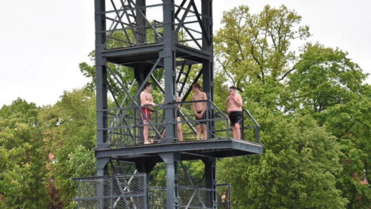 Das Schwanseebad in Weimar ist eröffnet. Nach zwei Jahren Bauzeit und sechs Millionen Euro Sanierungskosten wurde es am Nachmittag für die Nutzung freigegeben. Bis zum Abend kann das Bad ohne Eintritt von jedermann besucht werden. Foto: Michael Baar