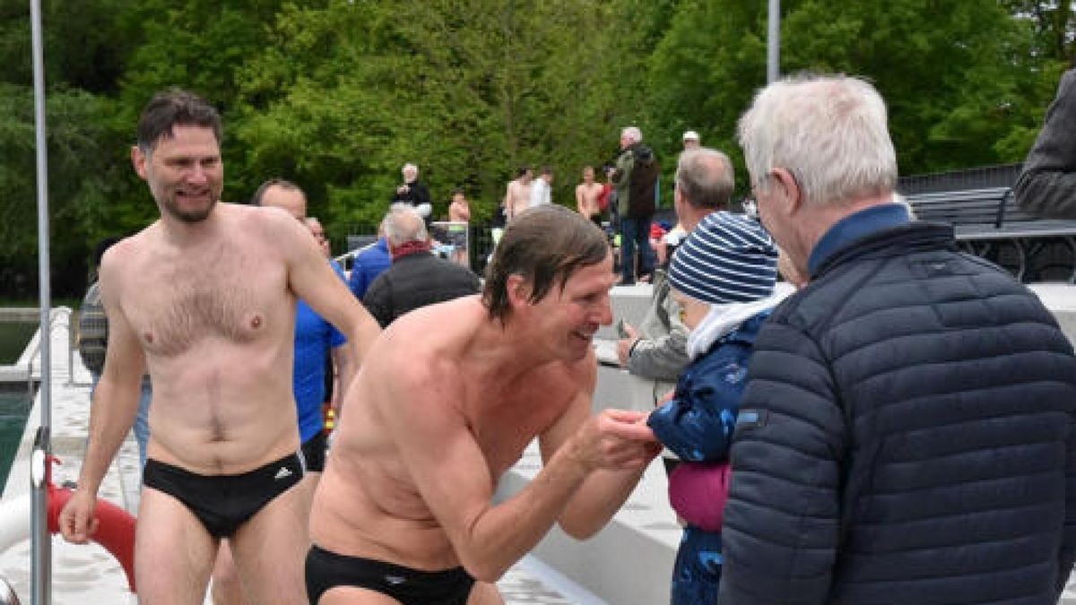 Das Schwanseebad in Weimar ist eröffnet. Nach zwei Jahren Bauzeit und sechs Millionen Euro Sanierungskosten wurde es am Nachmittag für die Nutzung freigegeben. Bis zum Abend kann das Bad ohne Eintritt von jedermann besucht werden. Foto: Michael Baar