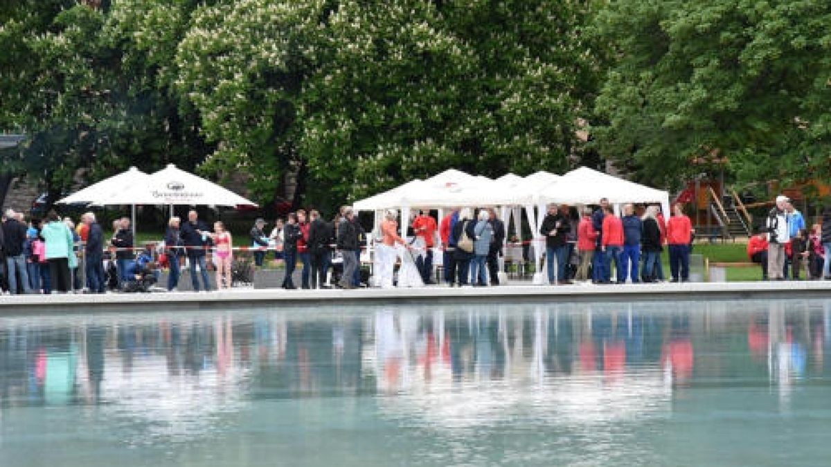 Das Schwanseebad in Weimar ist eröffnet. Nach zwei Jahren Bauzeit und sechs Millionen Euro Sanierungskosten wurde es am Nachmittag für die Nutzung freigegeben. Bis zum Abend kann das Bad ohne Eintritt von jedermann besucht werden. Foto: Michael Baar