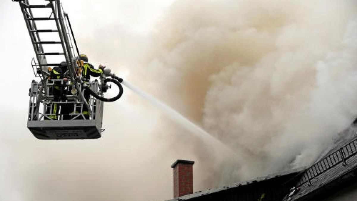 Über 100 Einsatzkräfte von Feuerwehren aus dem südlichen Landkreis Saale-Orla und dem nördlichen Landkreis Hof kämpfen am Mittwochabend mit einem Wohnhausbrand im Gefeller Ortsteil Gebersreuth.