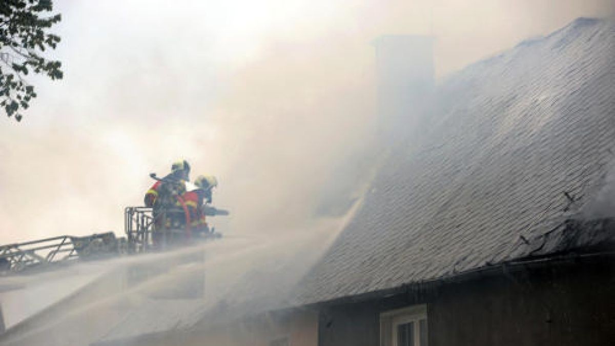 Ein neunjähriger Bewohner hatte Rauchgas eingeatmet und wurde in das Klinikum nach Hof gefahren.