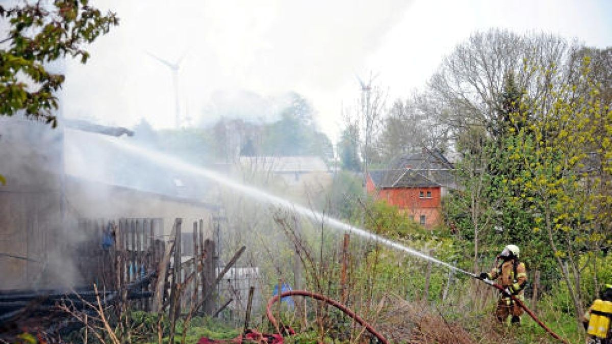 Das Feuer breitete sich von der Scheune des L-förmigen Gebäudes auf das Wohnhaus aus, dessen Dach nicht mehr zu retten war.