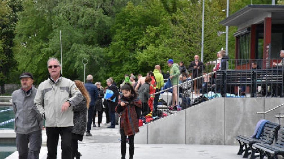 Das Schwanseebad in Weimar ist eröffnet. Nach zwei Jahren Bauzeit und sechs Millionen Euro Sanierungskosten wurde es am Nachmittag für die Nutzung freigegeben. Bis zum Abend kann das Bad ohne Eintritt von jedermann besucht werden. Foto: Michael Baar