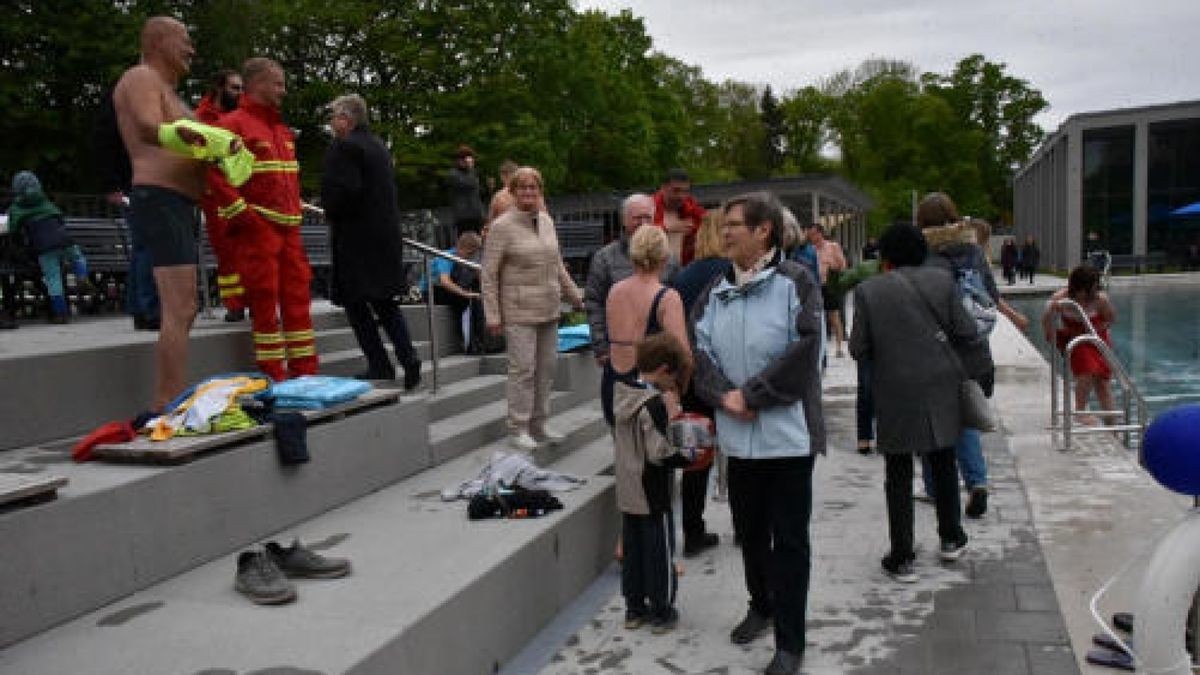 Das Schwanseebad in Weimar ist eröffnet. Nach zwei Jahren Bauzeit und sechs Millionen Euro Sanierungskosten wurde es am Nachmittag für die Nutzung freigegeben. Bis zum Abend kann das Bad ohne Eintritt von jedermann besucht werden. Foto: Michael Baar