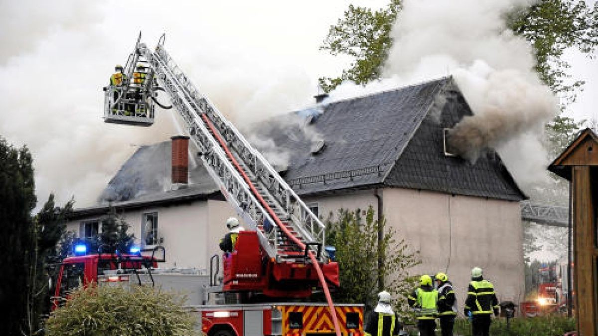 Die Feuerwehr musste am Mittwochabend in Gebersreuth (Saale-Orla-Kreis) ausrücken, um einen Dachstuhlbrand zu löschen. Wie die Polizei mitteilte, griff der Brand vom Dach eines Schuppens mit Scheunenanbau auf ein angrenzendes Wohnhaus über.