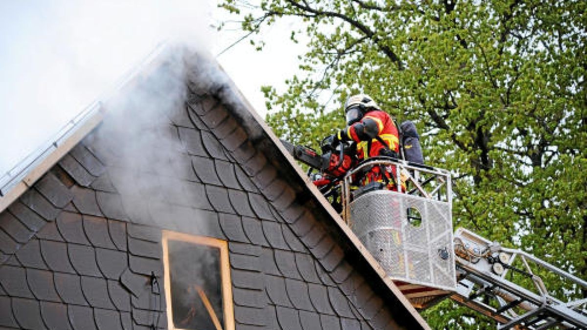 Die Feuerwehr musste am Mittwochabend in Gebersreuth (Saale-Orla-Kreis) ausrücken, um einen Dachstuhlbrand zu löschen. Wie die Polizei mitteilte, griff der Brand vom Dach eines Schuppens mit Scheunenanbau auf ein angrenzendes Wohnhaus über.