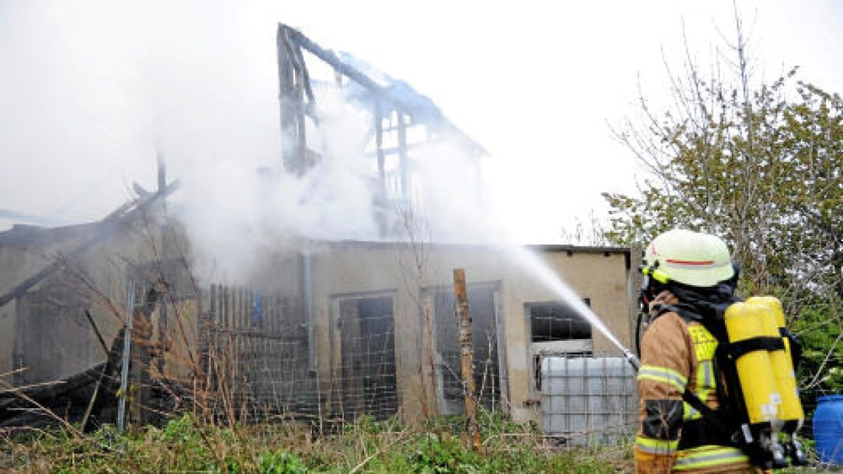 Die Feuerwehr musste am Mittwochabend in Gebersreuth (Saale-Orla-Kreis) ausrücken, um einen Dachstuhlbrand zu löschen. Wie die Polizei mitteilte, griff der Brand vom Dach eines Schuppens mit Scheunenanbau auf ein angrenzendes Wohnhaus über.