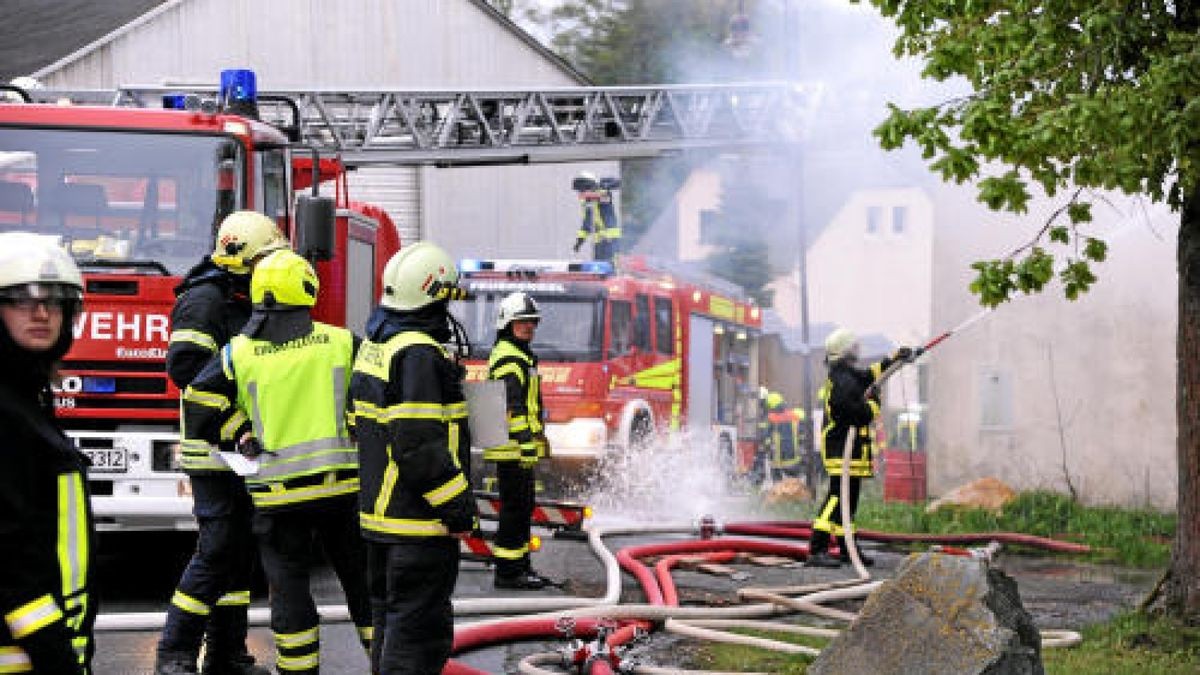 Die Feuerwehr musste am Mittwochabend in Gebersreuth (Saale-Orla-Kreis) ausrücken, um einen Dachstuhlbrand zu löschen. Wie die Polizei mitteilte, griff der Brand vom Dach eines Schuppens mit Scheunenanbau auf ein angrenzendes Wohnhaus über.