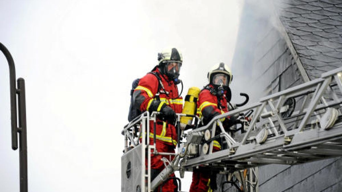 Die Feuerwehr musste am Mittwochabend in Gebersreuth (Saale-Orla-Kreis) ausrücken, um einen Dachstuhlbrand zu löschen. Wie die Polizei mitteilte, griff der Brand vom Dach eines Schuppens mit Scheunenanbau auf ein angrenzendes Wohnhaus über.