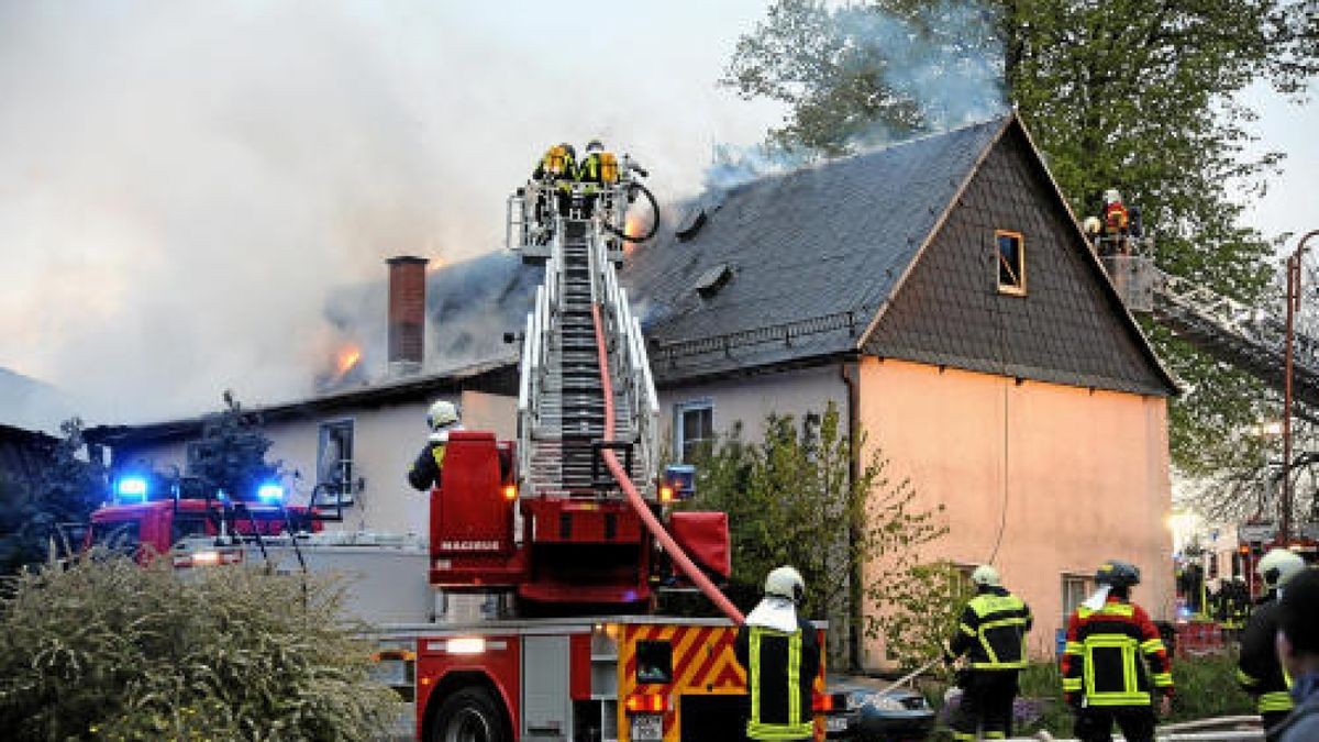 Die Feuerwehr musste am Mittwochabend in Gebersreuth (Saale-Orla-Kreis) ausrücken, um einen Dachstuhlbrand zu löschen. Wie die Polizei mitteilte, griff der Brand vom Dach eines Schuppens mit Scheunenanbau auf ein angrenzendes Wohnhaus über.