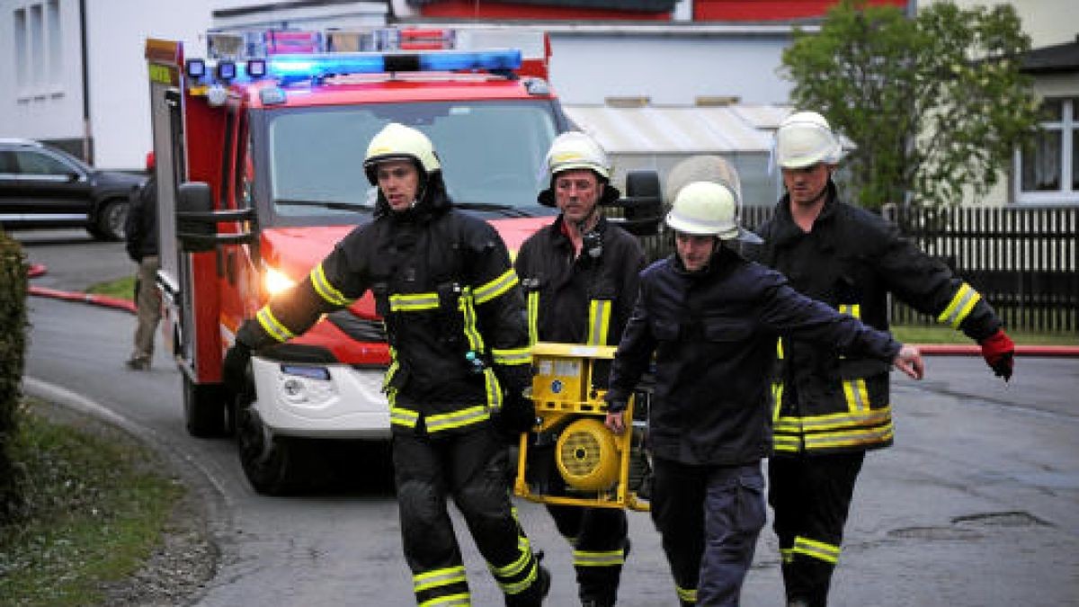 Die Feuerwehr musste am Mittwochabend in Gebersreuth (Saale-Orla-Kreis) ausrücken, um einen Dachstuhlbrand zu löschen. Wie die Polizei mitteilte, griff der Brand vom Dach eines Schuppens mit Scheunenanbau auf ein angrenzendes Wohnhaus über.