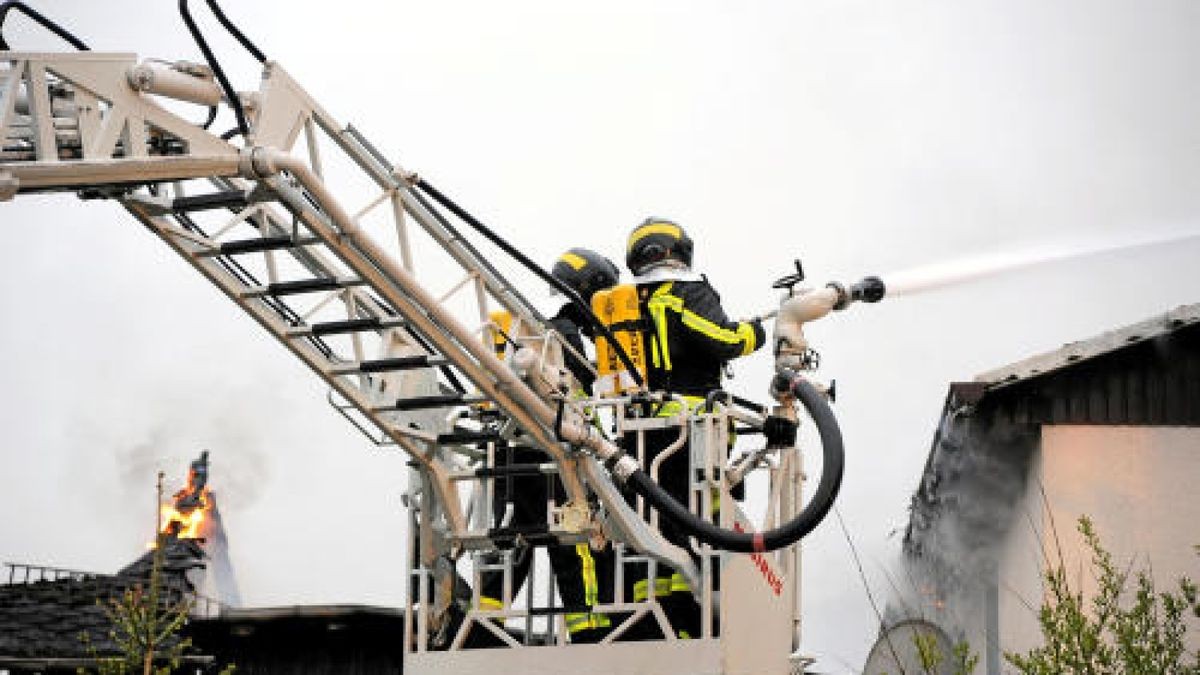 Die Feuerwehr musste am Mittwochabend in Gebersreuth (Saale-Orla-Kreis) ausrücken, um einen Dachstuhlbrand zu löschen. Wie die Polizei mitteilte, griff der Brand vom Dach eines Schuppens mit Scheunenanbau auf ein angrenzendes Wohnhaus über.