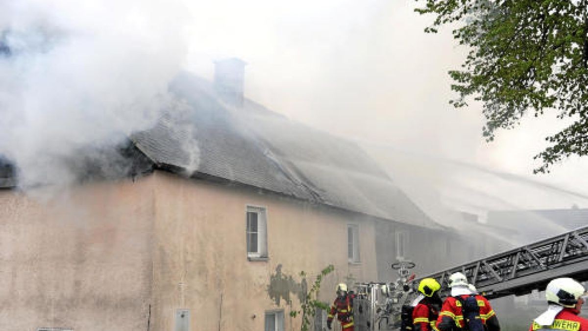 Die Feuerwehr musste am Mittwochabend in Gebersreuth (Saale-Orla-Kreis) ausrücken, um einen Dachstuhlbrand zu löschen. Wie die Polizei mitteilte, griff der Brand vom Dach eines Schuppens mit Scheunenanbau auf ein angrenzendes Wohnhaus über.