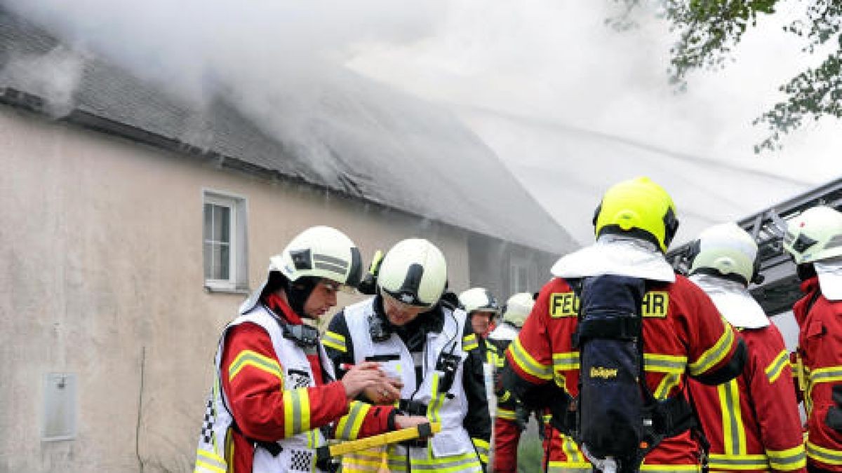 Die Feuerwehr musste am Mittwochabend in Gebersreuth (Saale-Orla-Kreis) ausrücken, um einen Dachstuhlbrand zu löschen. Wie die Polizei mitteilte, griff der Brand vom Dach eines Schuppens mit Scheunenanbau auf ein angrenzendes Wohnhaus über.