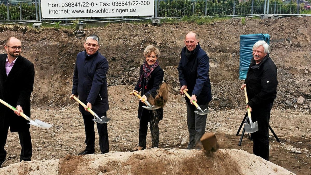 Architekt Felix Harbig, Hans-Karl Rippel (Präsident des Landesamts für Bau), Verkehrsministerin Birgit Keller, Wirtschaftsminister Wolfgang Tiefensee,  und Rektor Peter Scharff (von links) beim Spatenstich für das neue IT-Dienstleistungszentrum in Ilmenau.