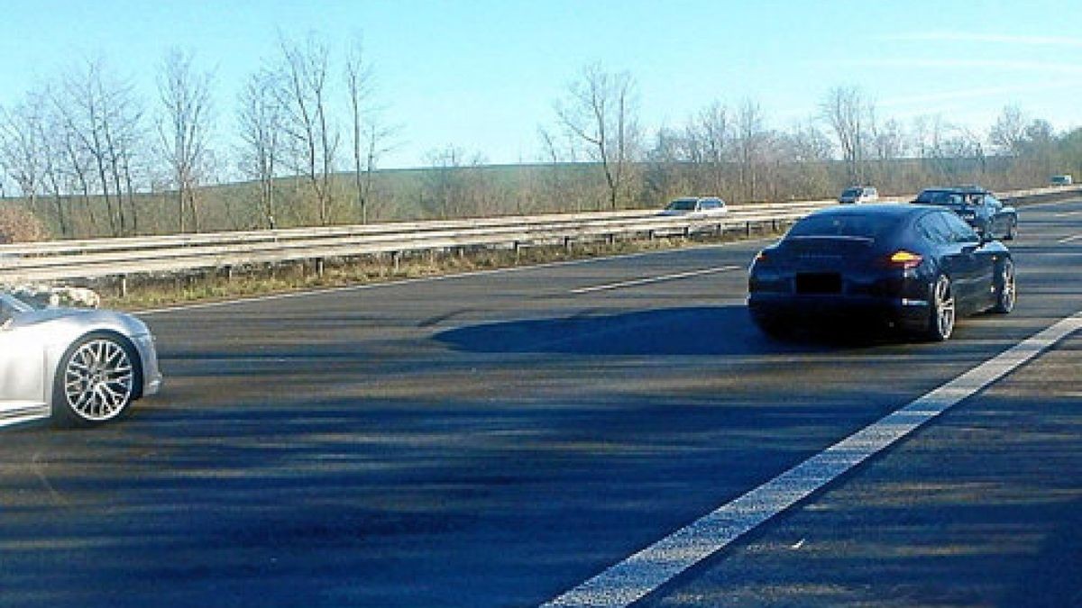 HANDOUT - 25.03.2019, Nordrhein-Westfalen, Düsseldorf: Das Polizeifoto zeigt Sportwagen, die auf der Autobahn 3 die Fahrbahn blockieren. Mehrere Autofahrer haben mit ihren teuren Sportwagen die A3 bei Düsseldorf blockiert - vermutlich um auf der Fahrbahn Hochzeitsfotos zu machen. (zu dpa: 