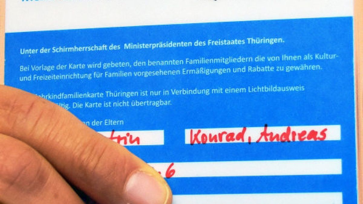 Katrin Konrad, Geschäftsführerin des Verbandes kinderreicher Familien in Thüringen, zeigt die Mehrkindfamilienkarte, die der Verband seit diesem Jahr auf Antrag kostenlos an Familien mit drei und mehr Kindern in Thüringen ausgibt.Foto: Claudia Klinger