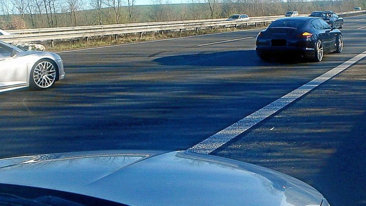 Das Polizeifoto zeigt Sportwagen, die auf der A3 die Fahrbahn blockieren - vermutlich, um auf der Fahrbahn Hochzeitsfotos zu machen.