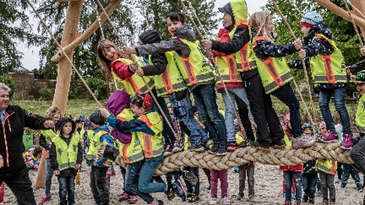 Vom Bürgermeister Thomas Klöppel lassen sich die Kinder gern anschieben.