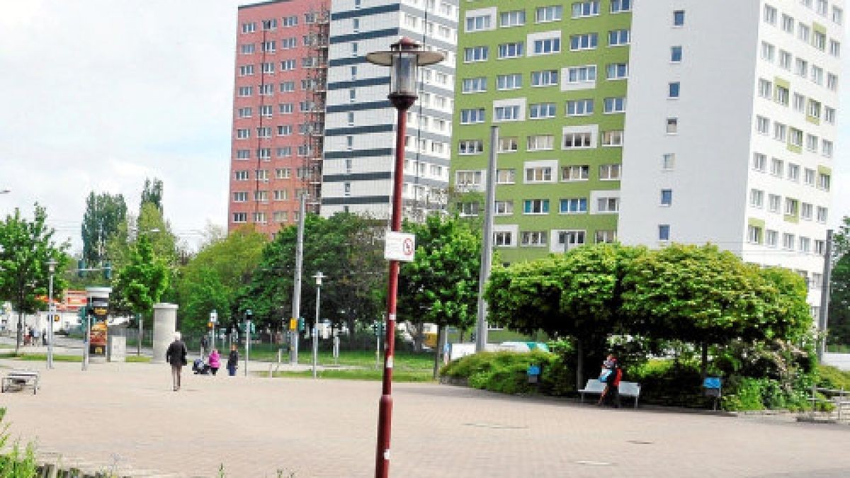 Der Vilnius-Vorplatz heute. Das alte Wasserbecken -- verkrautet und ungepflegt. Im Hintergrund links das in der Sanierung befindliche Haus Mainzer Straße 22. Foto: Michael Keller