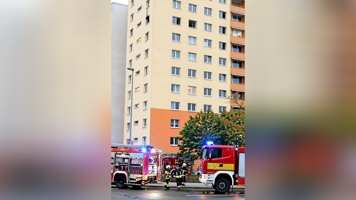 Am Donnerstagabend gegen 20 Uhr rückte die Jenaer Feuerwehr zu einem Küchenbrand in einem Studentenwohnheim in Lobeda-West aus. Die beiden Bewohnerinnen hatten selbst versucht, das Feuer zu löschen, und mussten mit Verdacht auf Rauchgasvergiftung ins Uniklinikum eingeliefert werden. Die Berufsfeuerwehr und die Freiwillige Feuerwehr hatten den Brand im neunten Geschoss schnell unter Kontrolle. Die übrigen Bewohner durften nach einer Stunde zurück ins Hochhaus.Foto: Tino Zippel