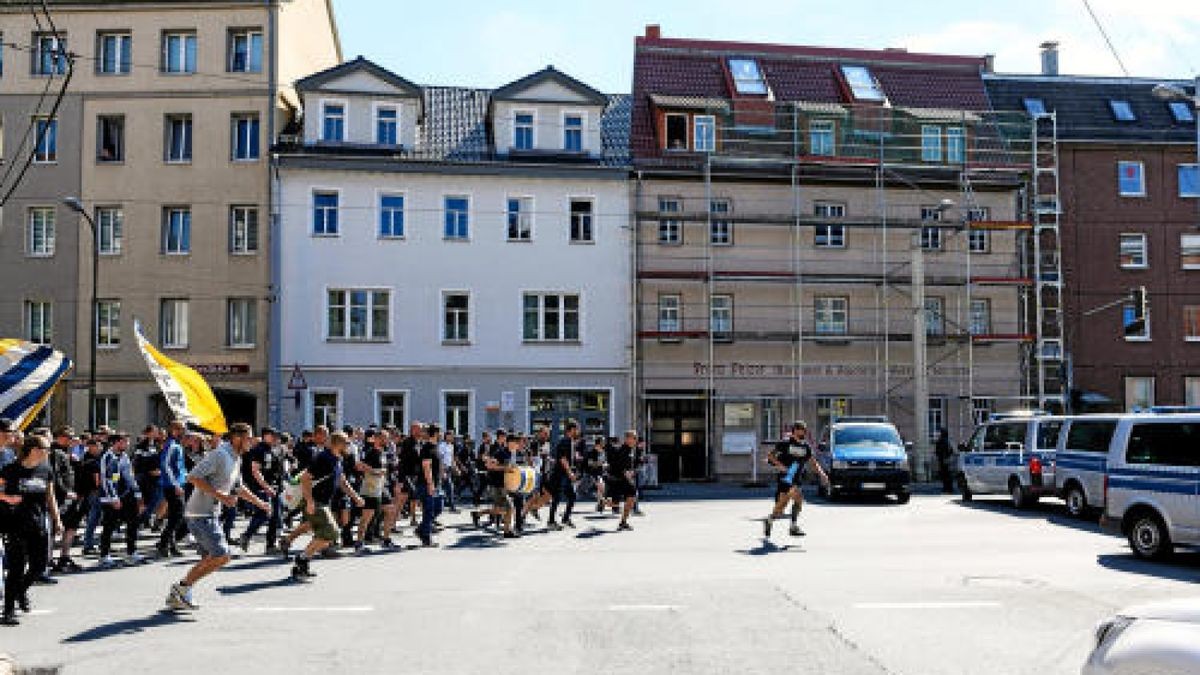 Zuvor zogen hunderte FCC-Fans durch Jena. Dabei wurde unter anderem auch gefordert, dass Ultra-Fans nicht von Spielen ausgesperrt werden dürfen.