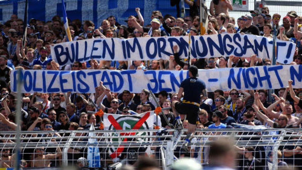 Protest der Jenaer Fans gegen Aussperrung einzelner Ultras