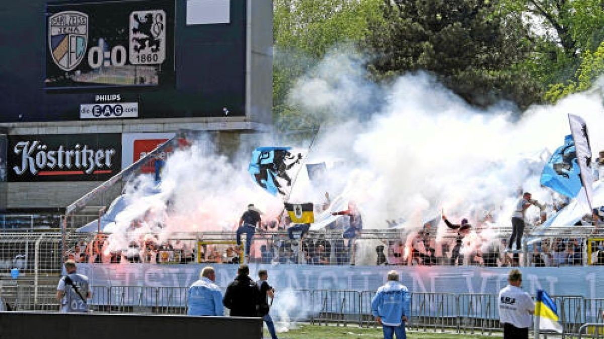 Fans von 1860 München zünden Bengalos während des Spiels an.