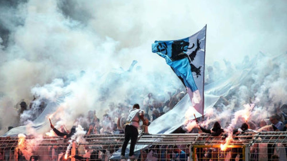 Fans von 1860 München zünden Bengalos während des Spiels an.