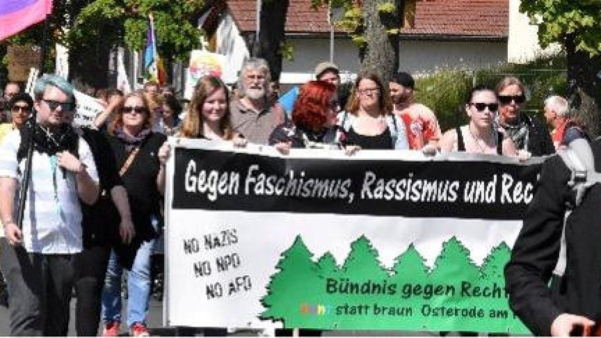 150 Demonstranten setzen ein Zeichen gegen den Heimattag der NPD.