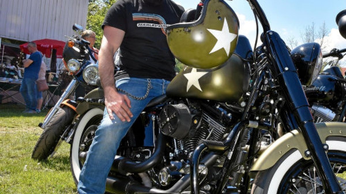 Christian Lüdde aus Friedrichroda zeigte seine Harley Davidson Softail Slim. Zur ersten Männersache auf dem Thüros-Gelände in Georgenthal trafen sich am Samstag Händler und Handwerker. Foto: Claudia Klinger