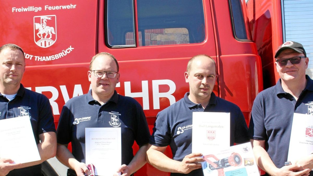 Tino Daniel (links), Tobias Böttger (2. von links) und Andreas Schiffbauer (rechts) mit ihren Urkunden. Wehrführer Michael Kriese (2. von rechts) nahm die Geschenke zum Jubiläum entgegen.