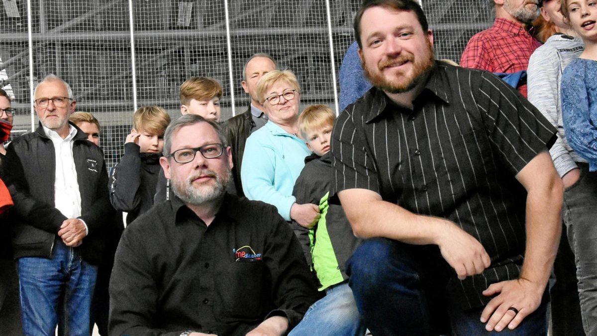 Tilo Hohenschläger und Derek Demeter (von links) sowie Matthias Rode präsentieren in der Leinefelder Lunaparkhalle in einem Planetarium eine spannende Show, um den Gästen den Sternenhimmel ein Stück näherzubringen. Kleine und große Astronomen kamen voll auf ihre Kosten.